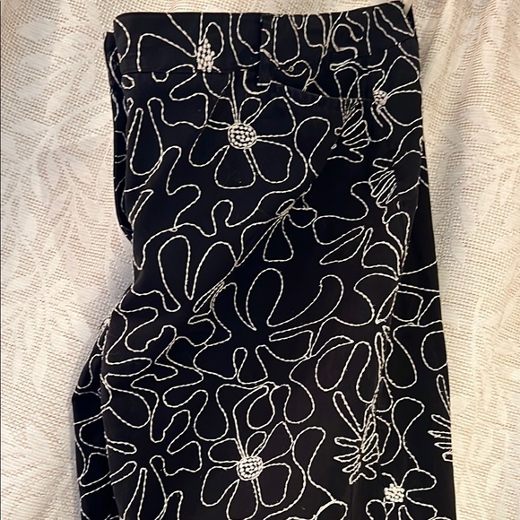 Talbots Black Capri Pants with White Floral Pattern (inner lining,pockets,slit) - Picture 8 of 9